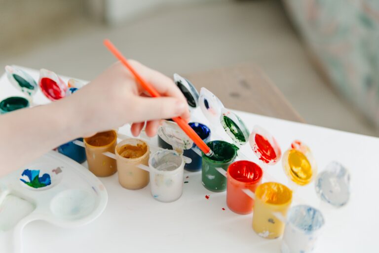 Zajęcia plastyczne dla dzieci – rozwijanie kreatywności od najmłodszych lat